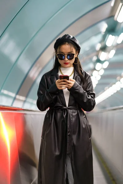Genç yaşam tarzı blogcu Koreli kız sosyal medyaya yeraltı istasyonundan yürüyen merdivenle çıktı. — Stok fotoğraf