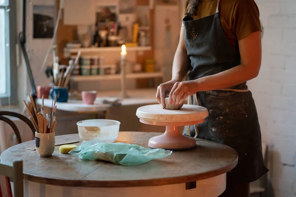 Moldeo y escultura sobre rueda de cerámica. Mujer artesana en estudio de arte formando jarra de arcilla cruda — Foto de Stock