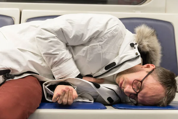 Втрачена Свідомість Серцевий Напад Молодий Чоловік Лежить Сидінні Поїзді Метро — стокове фото