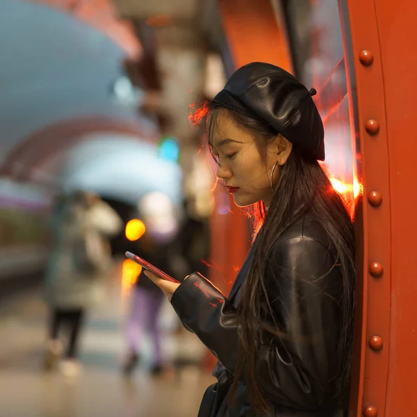 Moda Japon kızı akıllı telefondan ve sosyal medya bağımlılığından muzdarip metro istasyonundaki treni kaçırdı. — Stok fotoğraf