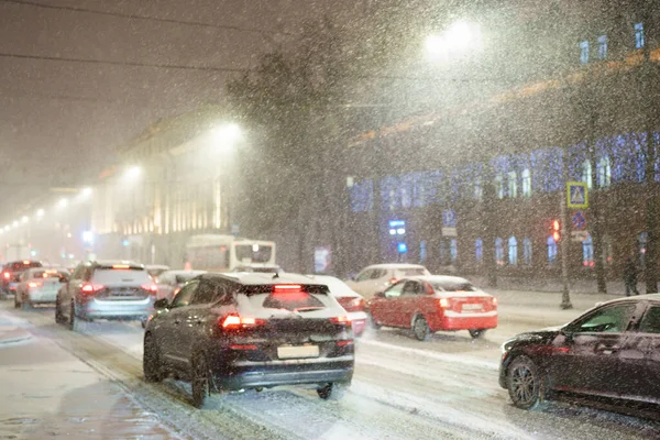 Blizzard na drodze w zimie. Ciężkie opady śniegu paraliżują ulice miasta w nocy. Samochody stoją w korku — Zdjęcie stockowe