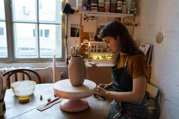 Femme créative façonnant vase d'argile dans les classes en atelier d'art. Travail féminin avec potier en atelier — Photo