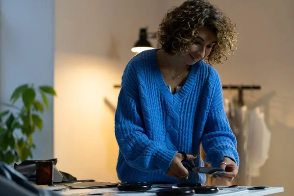 Mulher alfaiate cortar amostras de roupas de rascunhos de papel padrão em vestuário atelier estúdio de design de fábrica — Fotografia de Stock