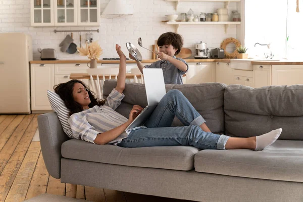 Stressé maman en colère lever la main interdire fils bruyant pour la déranger de l'ordinateur portable. Travail à domicile — Photo