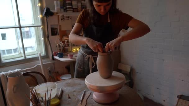 Giovane donna ceramista fare vaso di argilla o brocca in officina. Ragazza artista preparare ceramica fatta a mano — Video Stock
