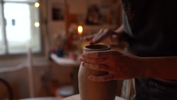Неузнаваемая самозанятая керамистка, работающая в художественной студии по формированию и моделированию посуды — стоковое видео