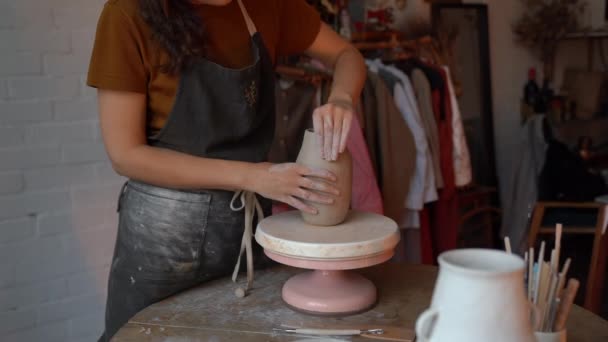 Arte ceramica fatta a mano. Processo di modellazione vaso di ceramica in studio con focalizzata giovane femmina sul lavoro — Video Stock