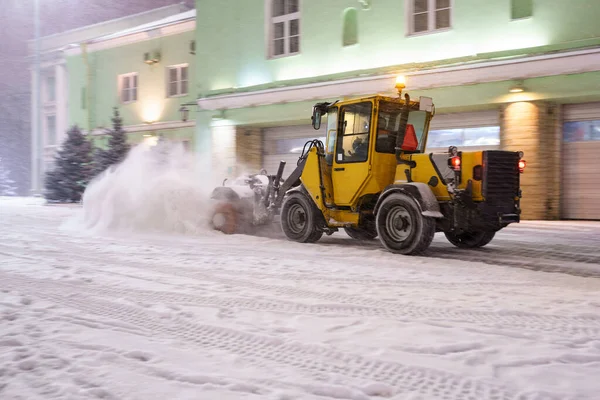 Ciągnik śnieżny czysty śnieg z drogi po śnieżycy w mieście. Praca w Sity Service na ulicy — Zdjęcie stockowe