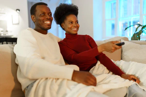 Joven feliz afro americano familia pareja hombre y mujer ver comedia show en tv y riendo —  Fotos de Stock
