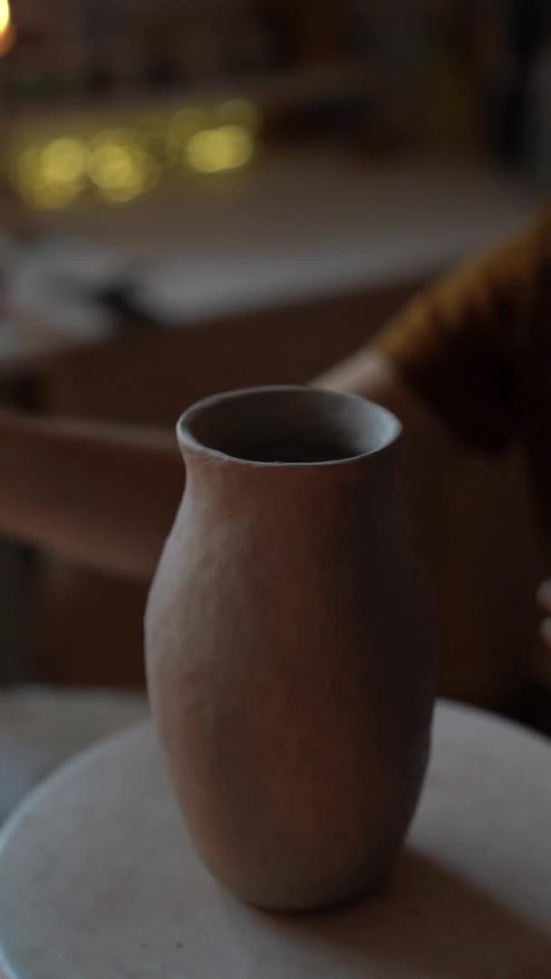 セラミックスの生産と技術。手作りのジャグを作る湿った粘土鍋を形作る陶器のマスター手 — ストック動画