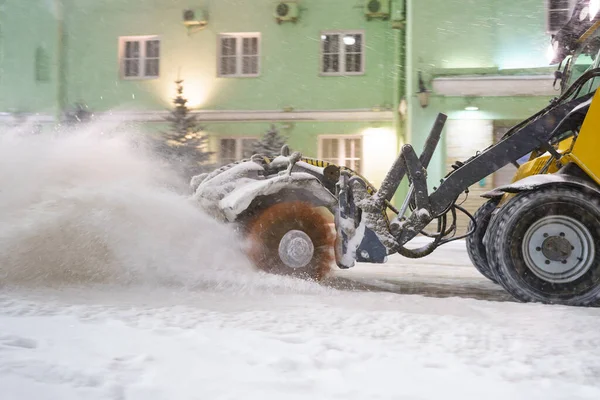 Oczyszczam śnieg z drogi. Ciągnik śnieżny w mieście cios śnieg z ulicy dla bezpieczeństwa transportu — Zdjęcie stockowe