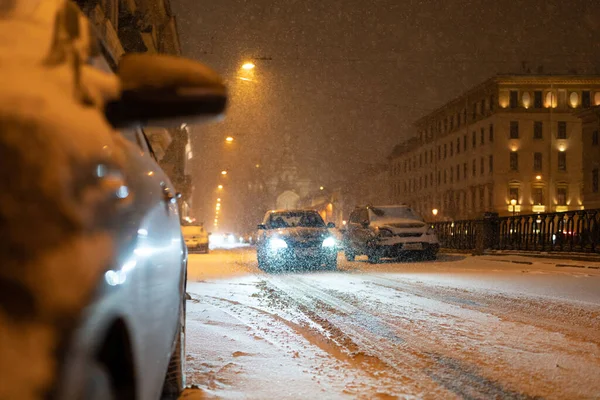 Upadek transportu podczas zimowych opadów śniegu w nocy, śnieżyca powoduje ogromny korek na drodze — Zdjęcie stockowe