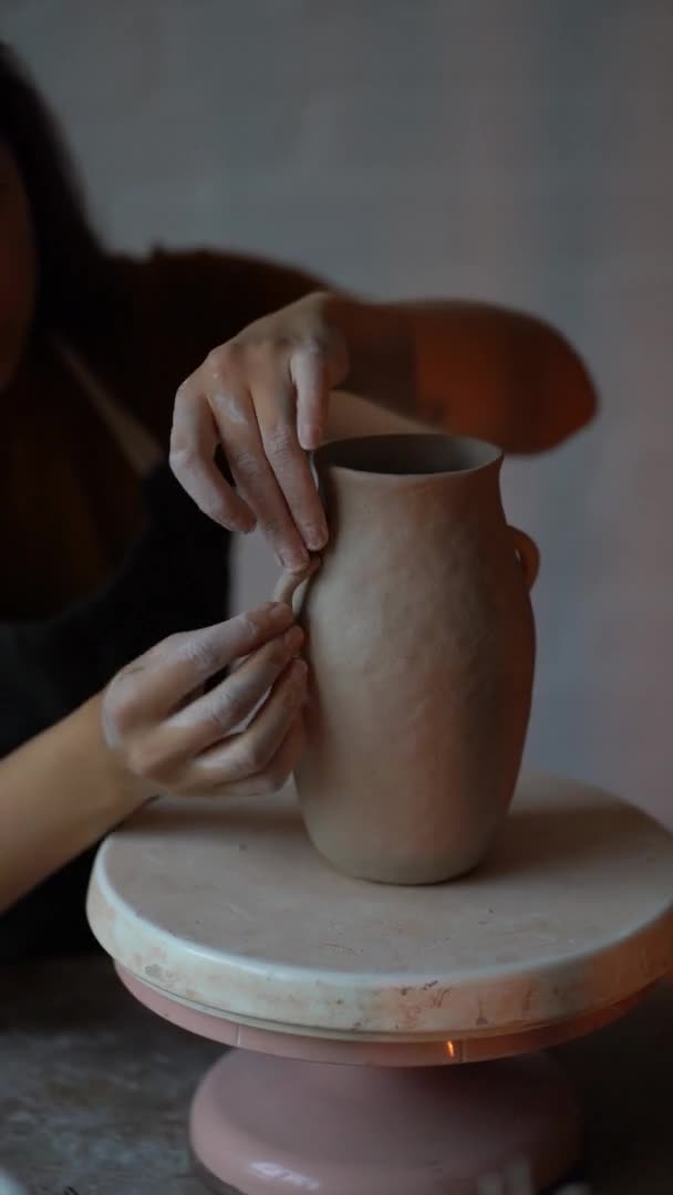 Hantverk keramik verksamhet och konst terapi. Kvinna tillbringar kvällen med att arbeta med keramik i studion — Stockvideo