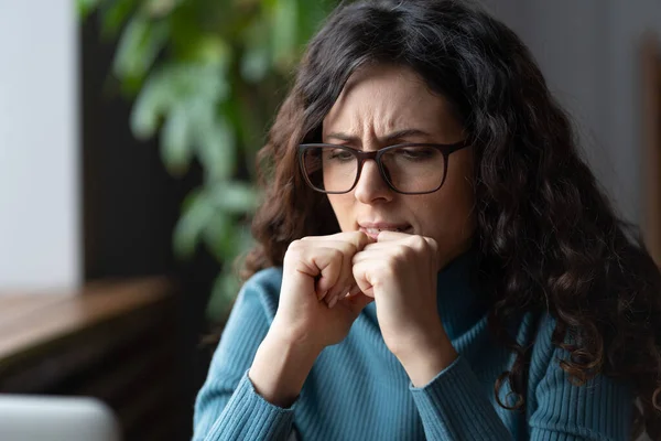 Tensión límite. Joven mujer de negocios preocupada y ansiosa en gafas que tratan con la ansiedad laboral — Foto de Stock