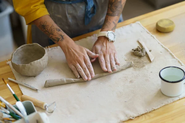 Artista trabalha com argila crua. Mãos de artesanato feminino vaso molhado molde ceramista na mesa em estúdio oficina — Fotografia de Stock