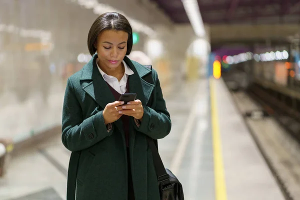 Sıfır fobi. Afrikalı Amerikalı iş kadını metroda akıllı telefondan kablosuz internet sörfü yapıyor. — Stok fotoğraf