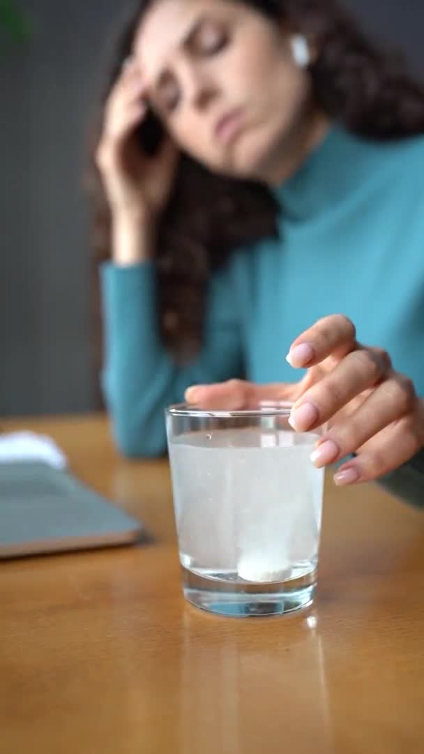 अस्वस्थ महिला बीमार महसूस करती है सिरदर्द के लिए विघटनकारी एस्पिरिन गोली के साथ पानी का ग्लास पकड़ती है — स्टॉक वीडियो
