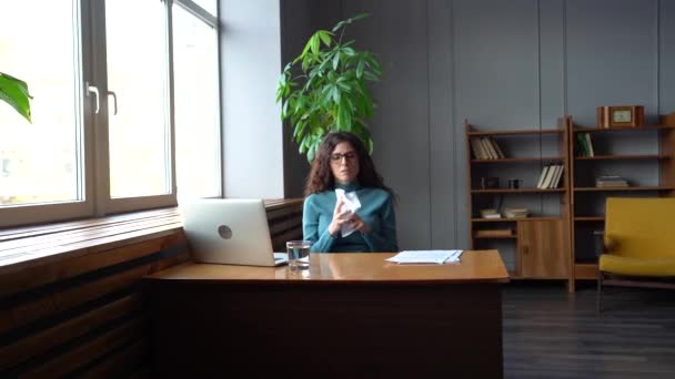 Gestresste zakenvrouw moe van het werk met document voor rapport crumple papier zitten aan het bureau — Stockvideo