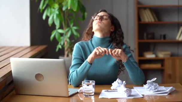 Frustrovaná podnikatelka trpí stresem v práci, unavená nedostatkem nápadů pro projektovou strategii — Stock video