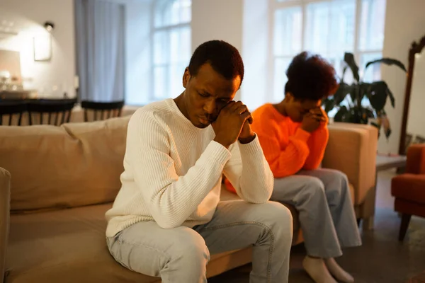 家族の争いだ。不幸なアフリカのカップル座っている別のでソファ動揺考えの崩壊や離婚 — ストック写真