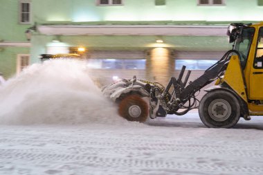Kar temizleme aracı geceleri, belediye hizmetleri kışın kar yağdıktan sonra sokakları temizliyor.