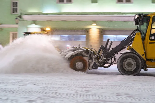 Snow Plow membersihkan jalan di malam hari, layanan kota membersihkan jalan-jalan kota setelah hujan salju di musim dingin — Stok Foto