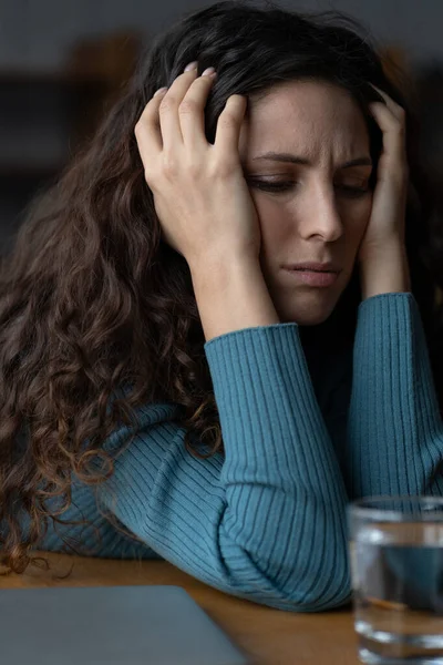 Stressato preoccupato dipendente femminile sentirsi in ansia per la scadenza sul posto di lavoro. Concetto ansia da lavoro — Foto Stock
