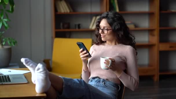 Young business woman relax from work with cellular social networking at coffee break in home office — 图库视频影像