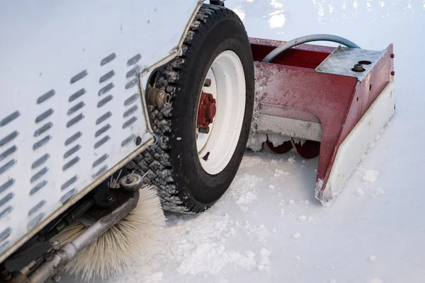 Máquina de mantenimiento de hielo pulido preparación de hielo en la pista entre sesiones en exterior listo para el partido —  Fotos de Stock