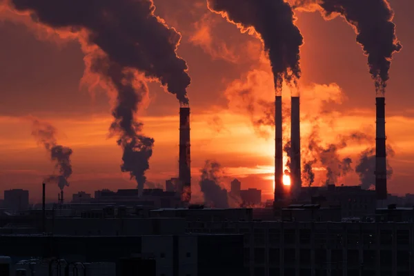 Fumaça da estação de aquecimento na temporada de inverno, vista ao pôr do sol. Poluição do ar e problema do combustível — Fotografia de Stock