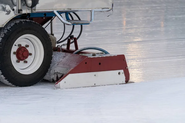 Máquina de mantenimiento de hielo pulido preparación de hielo en la pista entre sesiones en exterior listo para el partido —  Fotos de Stock