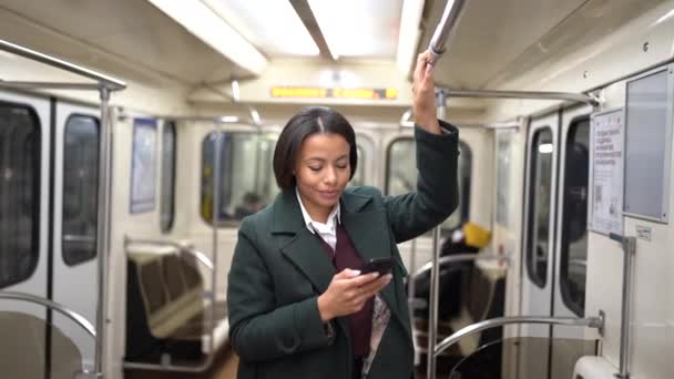 スマートフォンを使用して地下鉄ワゴンの実業家は、家族にビジネスメールやテキストメッセージを送信します — ストック動画
