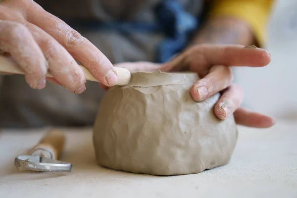 Процесс создания керамики: женщина художник формирования и скульптуры глиняной керамики. Рабочий стол в студии — стоковое фото
