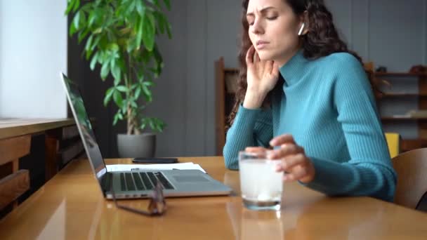 Хвора жінка з головним болем не може зосередитися на роботі чекати розчинення таблетки аспірину в склі — стокове відео