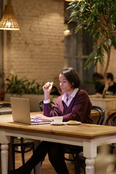 Serious busy afro female writer or journalist work in cafe use laptop and wifi internet connection — Fotografia de Stock