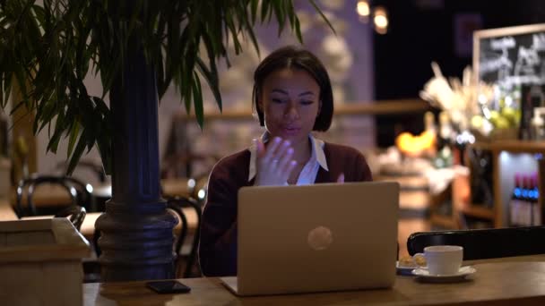 Afrikai távoli dolgozó nő, hogy videohívás dolgozik cafe beszélgetés az ügyféllel a web konferencia — Stock videók