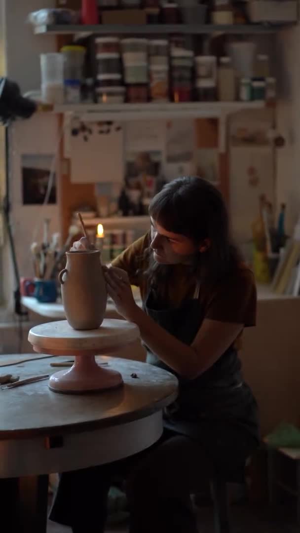 Processo di lavoro in studio di ceramica. Giovane artista femminile modellare vaso di argilla grezza in laboratorio di ceramica — Video Stock