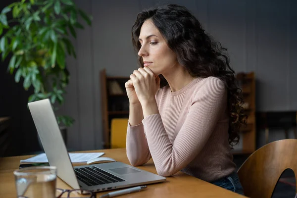 Fokuserad affärskvinna som arbetar på bärbar dator, kvinnlig revisor läser finansiella elektroniska dokument — Stockfoto
