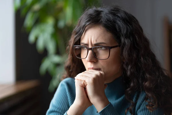 Nerviosa mujer de negocios ansiosa esperar la entrevista de trabajo o el resultado del examen, tratar de resolver el problema en el trabajo — Foto de Stock