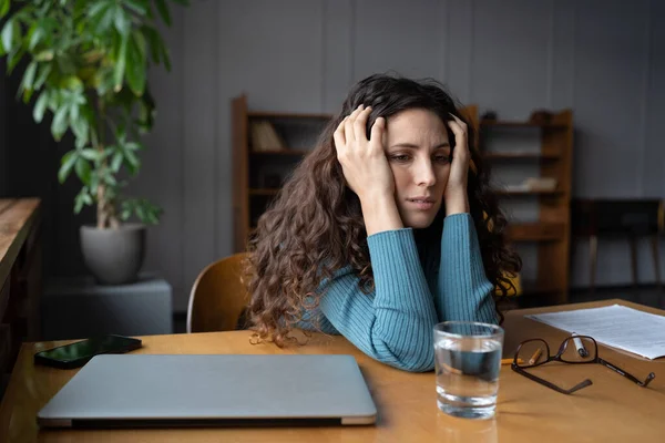 Mujer de negocios frustrada agotado cansado de tratar de encontrar una solución al problema sufren de burnout — Foto de Stock