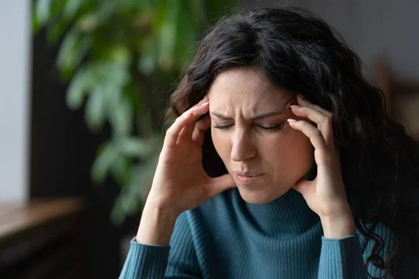 Donna d'affari infelice soffrono di forti templi di tocco mal di testa esausti dallo stress sul posto di lavoro — Foto Stock