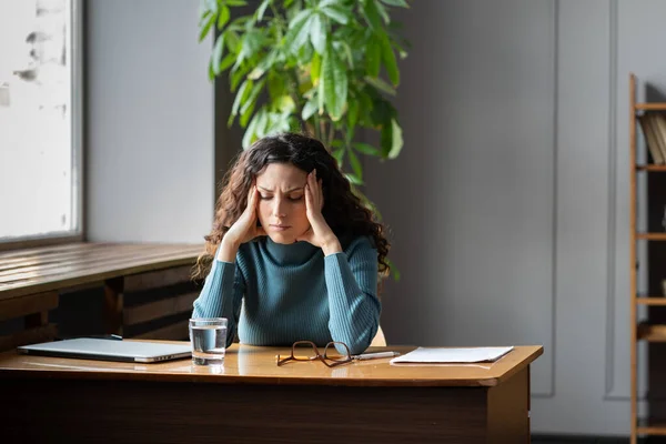Αγχωμένη γυναίκα υπάλληλος που αισθάνεται νευρικότητα κατά την εργασία, επιχειρηματίας που πάσχει από υψηλή αρτηριακή πίεση — Φωτογραφία Αρχείου