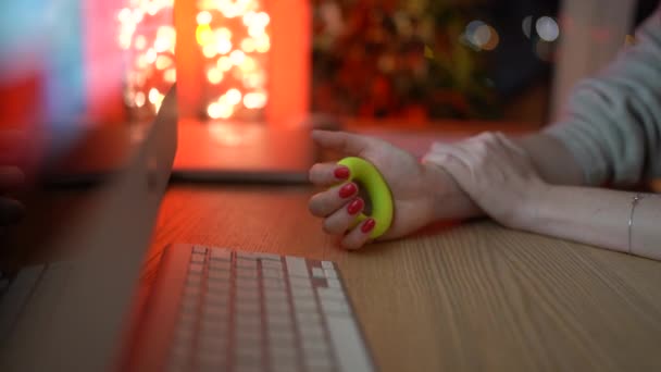 Le donne usano espansore lavorando sul computer per prevenire il dolore al polso e la sindrome del tunnel carpale — Video Stock