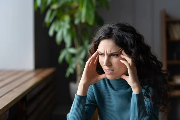 Mujer preocupada por tener pensamientos ansiosos, mujer joven estresada que sufre de dolor de cabeza de ansiedad —  Fotos de Stock