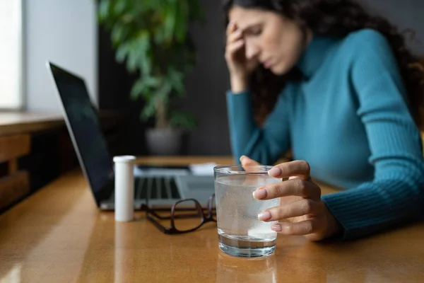 Nezdravá nemocná žena trpí migrénou brát pilulky analgetické léky na zmírnění bolesti hlavy — Stock fotografie