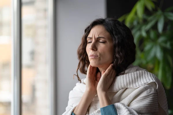 Egészségtelen nő ellenőrzése mirigyek hideg, láz és szezonális influenza szenved fájdalmas torokfájás — Stock Fotó