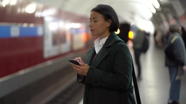 ソーシャルメディア。アフリカ系アメリカ人のビジネスマンが地下鉄でスマートフォンでワイヤレスインターネットをサーフィン — ストック動画