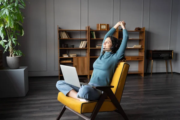 Happy zrelaksowany kobieta zdalny pracownik robi aktywność fizyczną podczas pracy na laptopie w biurze domu — Zdjęcie stockowe
