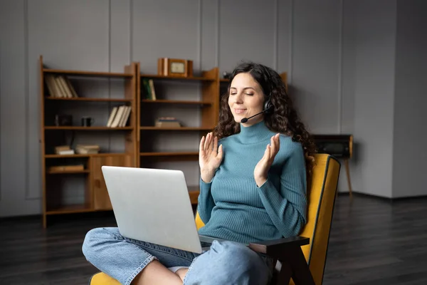 Młoda kobieta pracownik zdalny rozmawia z klientem online, komunikuje się z klientem za pośrednictwem połączenia wideo — Zdjęcie stockowe