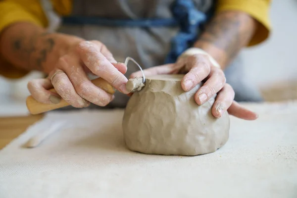 Processo de criação de cerâmica: artista feminina moldando e esculpir cerâmica de barro. Mesa de trabalho em estúdio — Fotografia de Stock